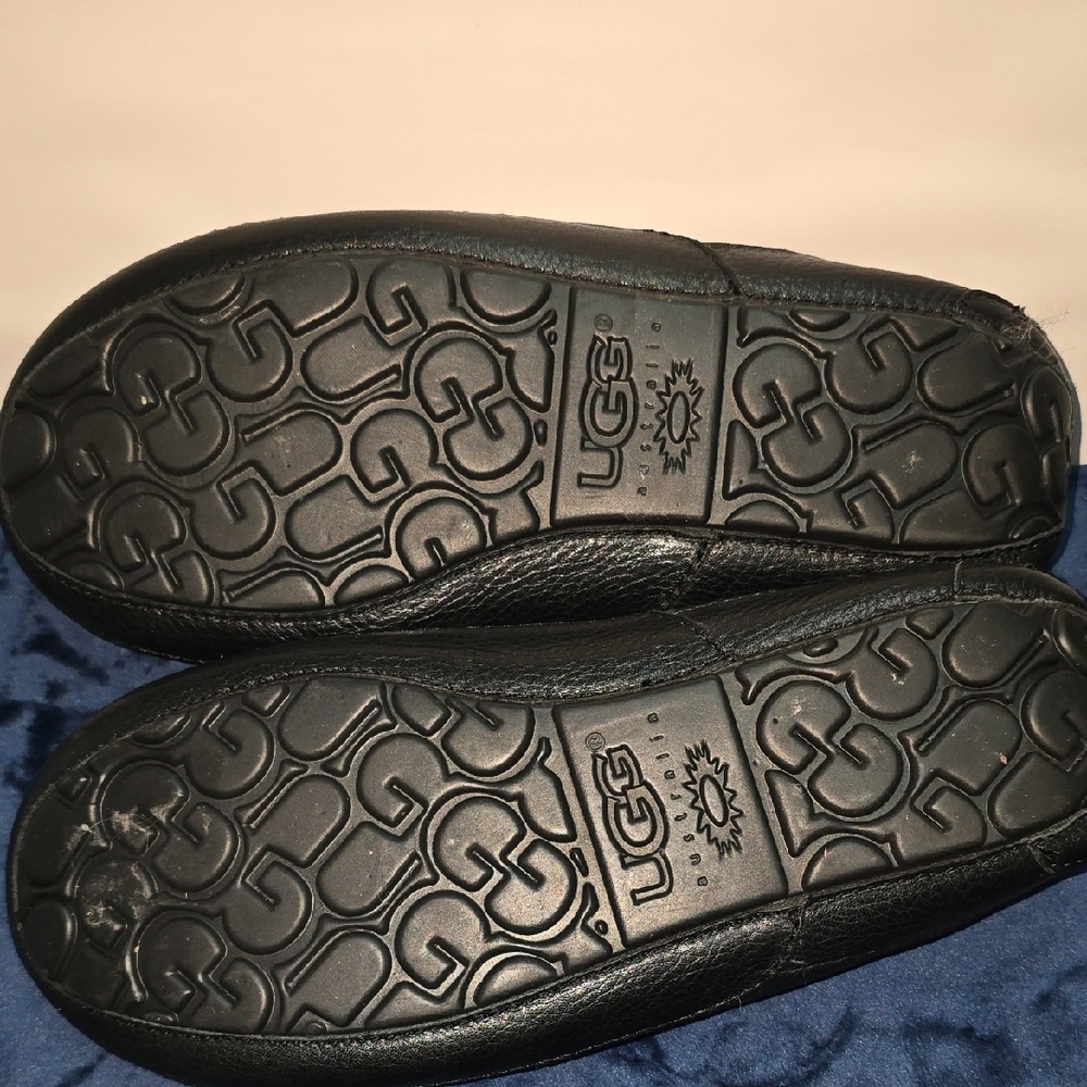 UGG Black Leather Slippers with Cream Fur Lining - Picture 5 of 5